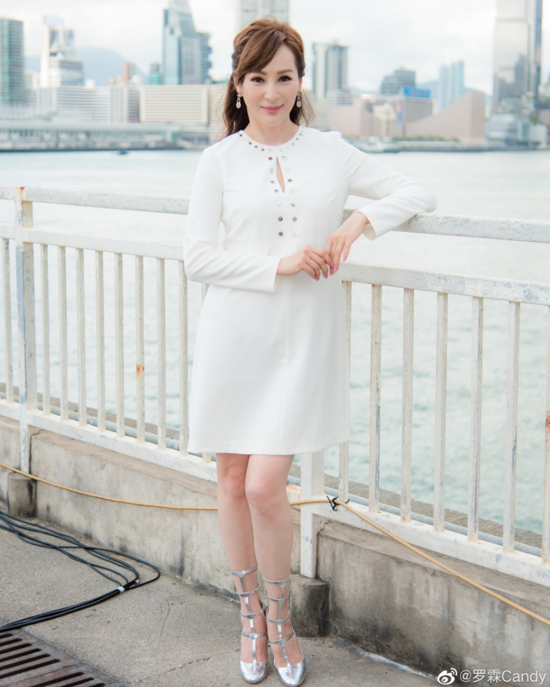 回顾罗霖57岁还这么美离婚后独自抚养三个儿子一个比一个帅气