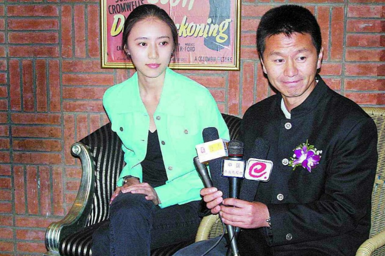 回顾刘莎放弃舞蹈从影22岁嫁44岁吴若甫生一女一家三口幸福