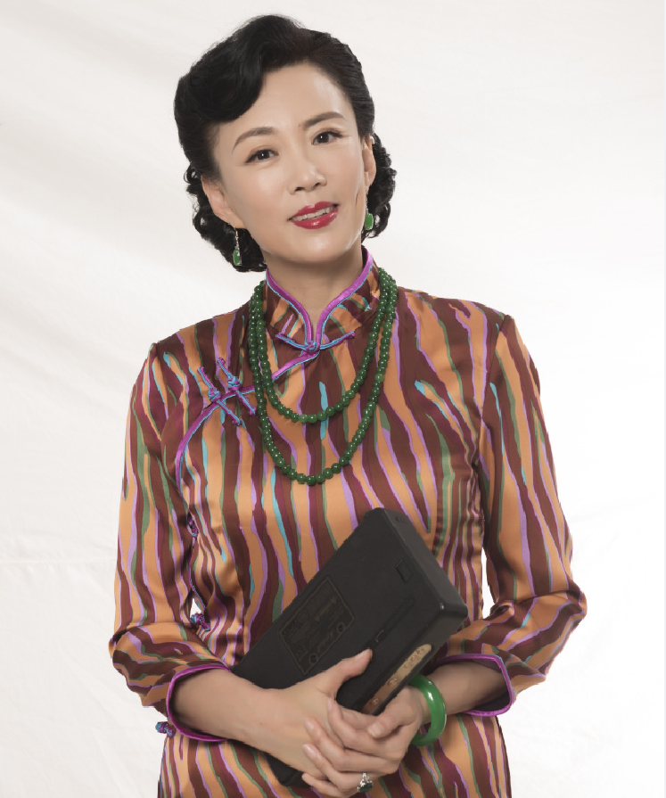 回顾演员马丽毕业就结婚与丈夫恩爱30余年生子幸福美满