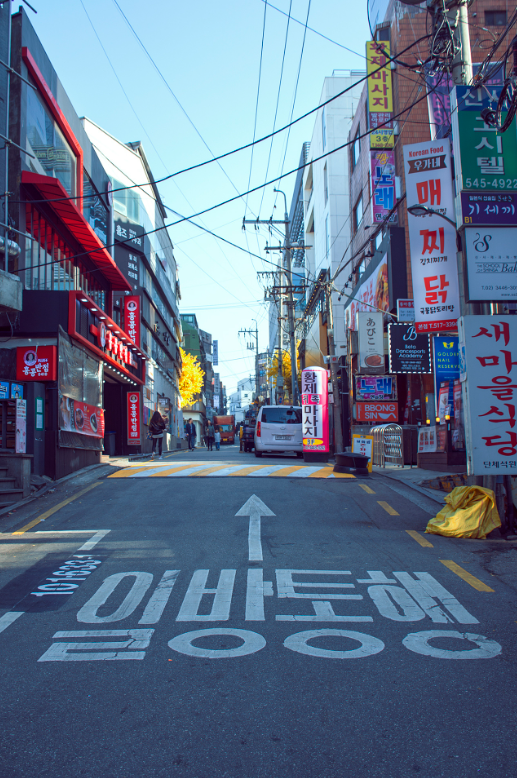 韩国美女来中国旅游路过普通小区问道这里是你们的富人区吧