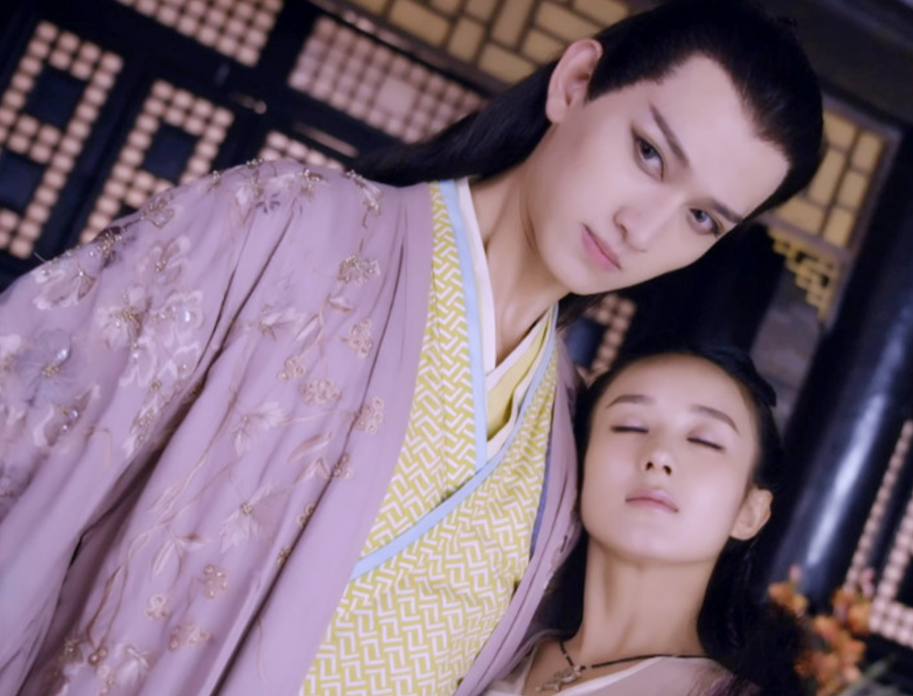 刚走红那一段,马可是蒙的,社交平台粉丝蹭蹭往上涨,身边各种各样的