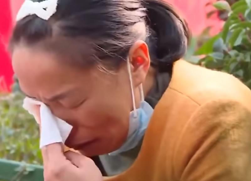 一个月内两个女儿接连确诊癌症母亲崩溃大哭亲戚让她二选一