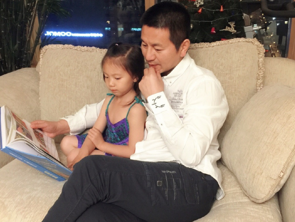 回顾刘莎放弃舞蹈从影22岁嫁44岁吴若甫生一女一家三口幸福