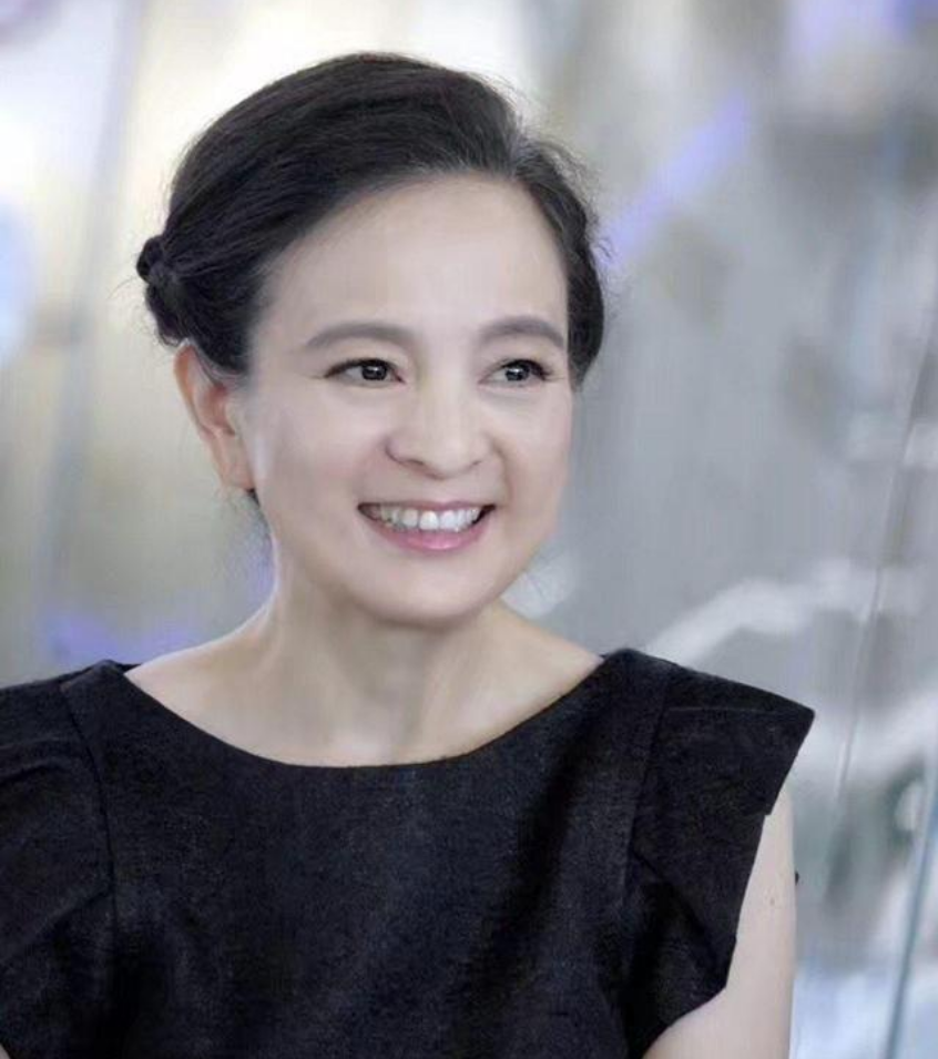 都说幸福是一个女人最好的保养剂,如今年满六十的东方闻樱状态还是