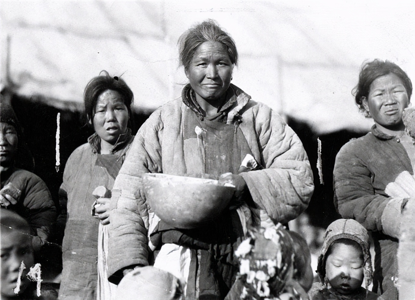 八路军侦查员揪出一乞丐,见其兜里装满小米,杨成武:就地正法