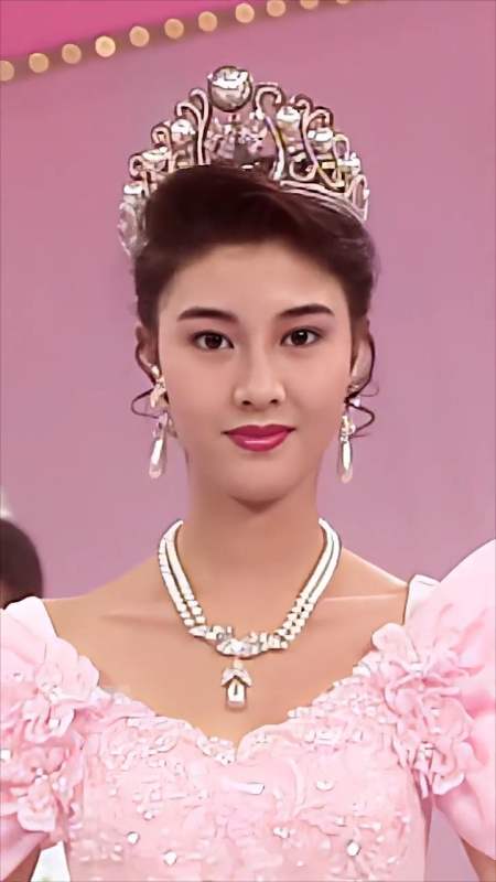 18岁那年,李嘉欣参加了香港选美小姐大会,并一举夺冠.