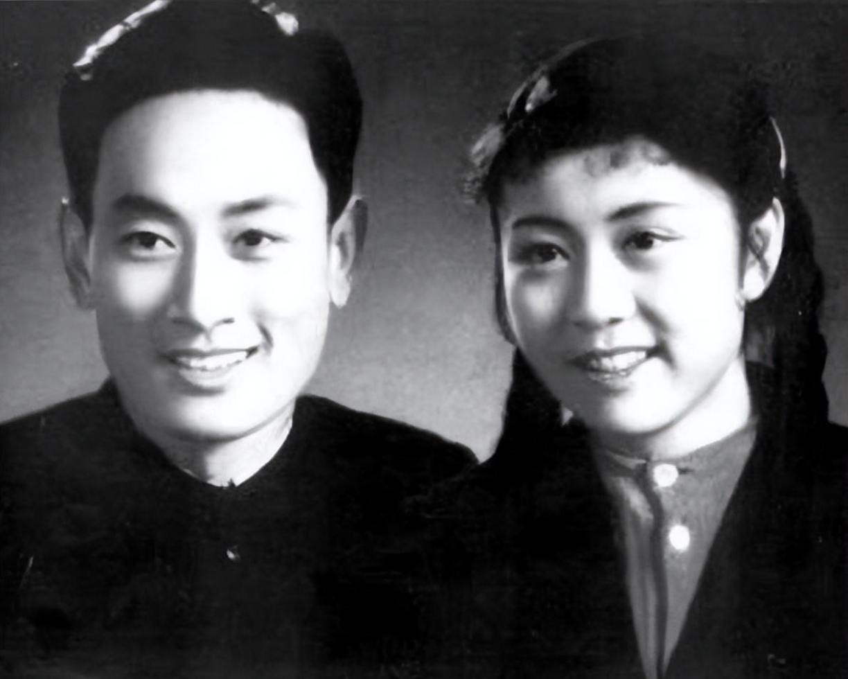 庞好父母受父母影响,庞好从小就遗传了他们优良的艺术基因.