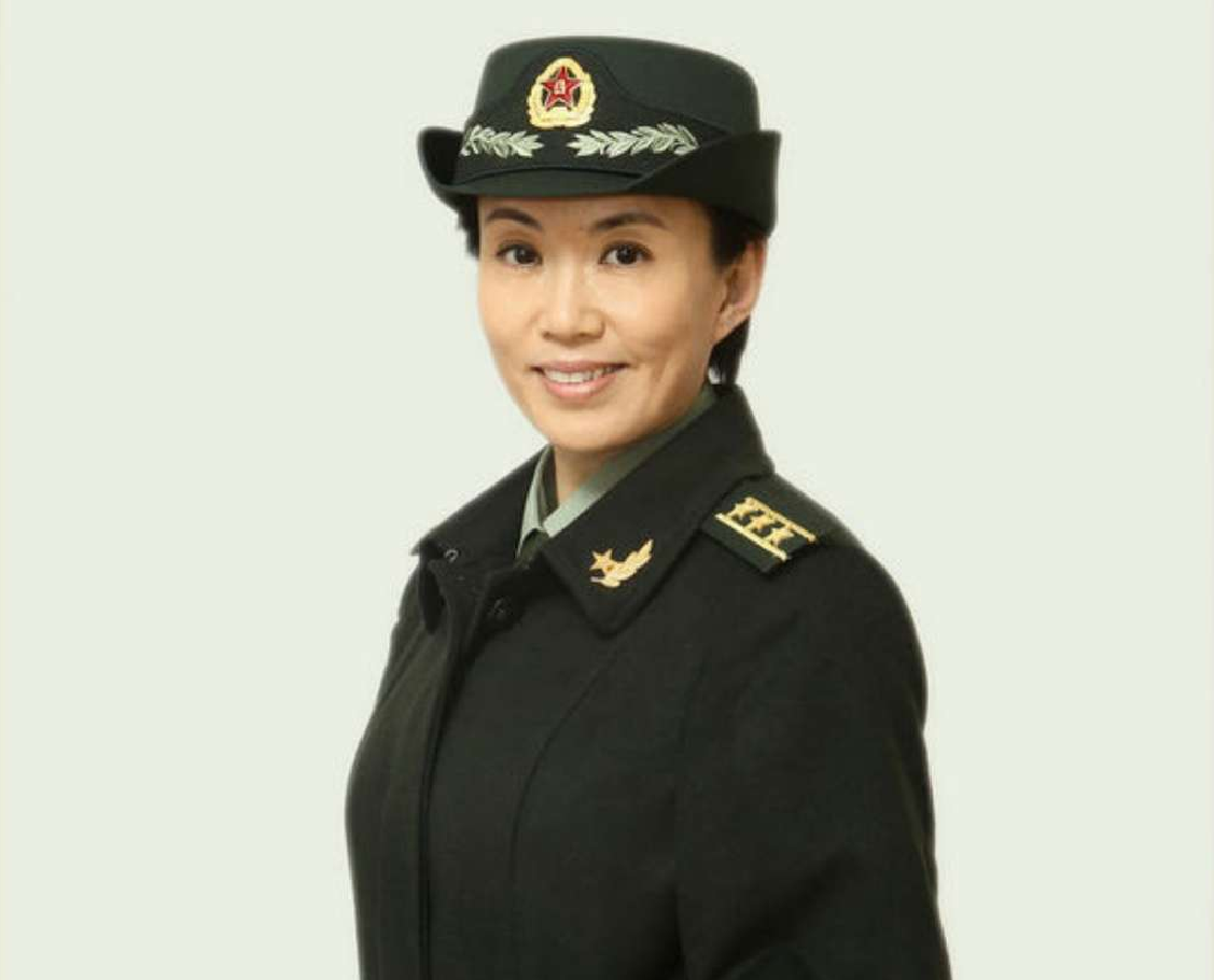 回顾演员马丽毕业就结婚与丈夫恩爱30余年生子幸福美满