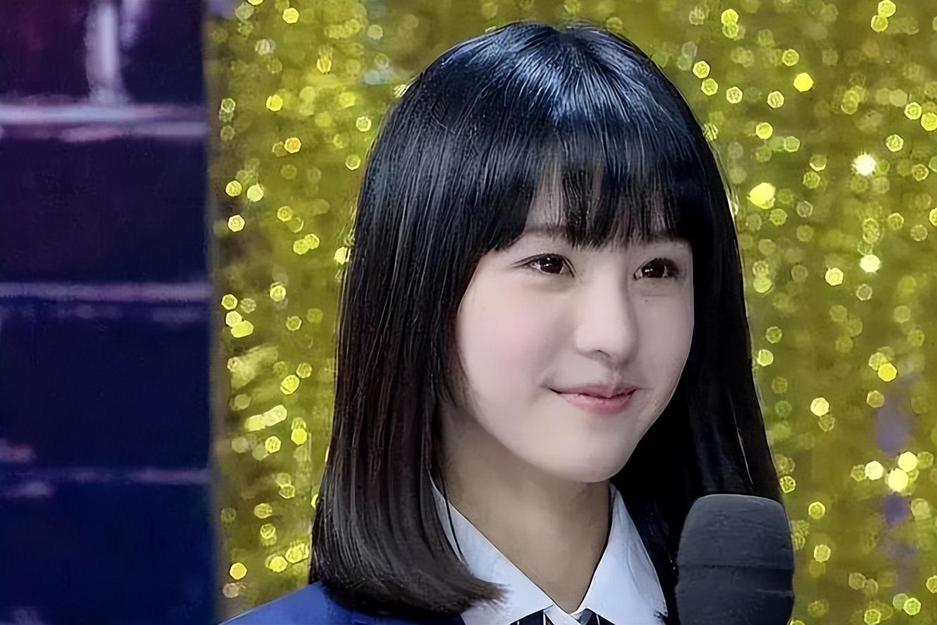 章泽天闪现美国参加名流晚宴穿挂脖透视长裙超性感面相变了