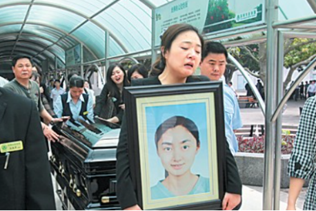 纪实三男孩深夜高速砸车一女子被砸身亡网友好人没好报