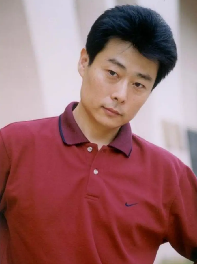 霍青虽然一开始没坚持演戏,而是选择去从商,也是被他当下的条件决定的