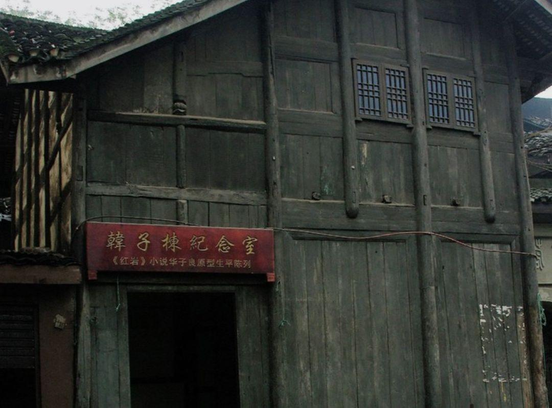 沈醉视察白公馆,见一疯老头跑步,眼神对视后察觉:装疯,抓住他