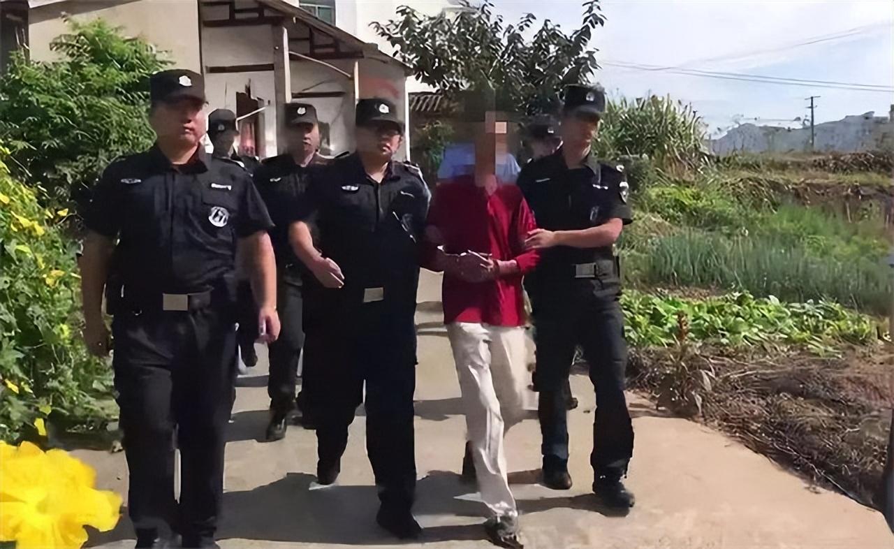 2002年河南村霸杀害村民,被捕后警方再接警:村霸一家五口都遇害