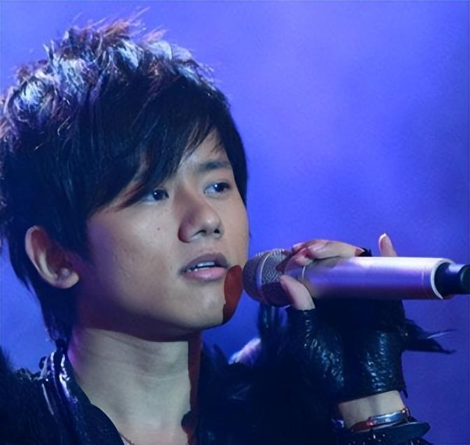 张杰谢娜带仨娃游迪士尼模范夫妻超恩爱十指紧扣如热恋情侣