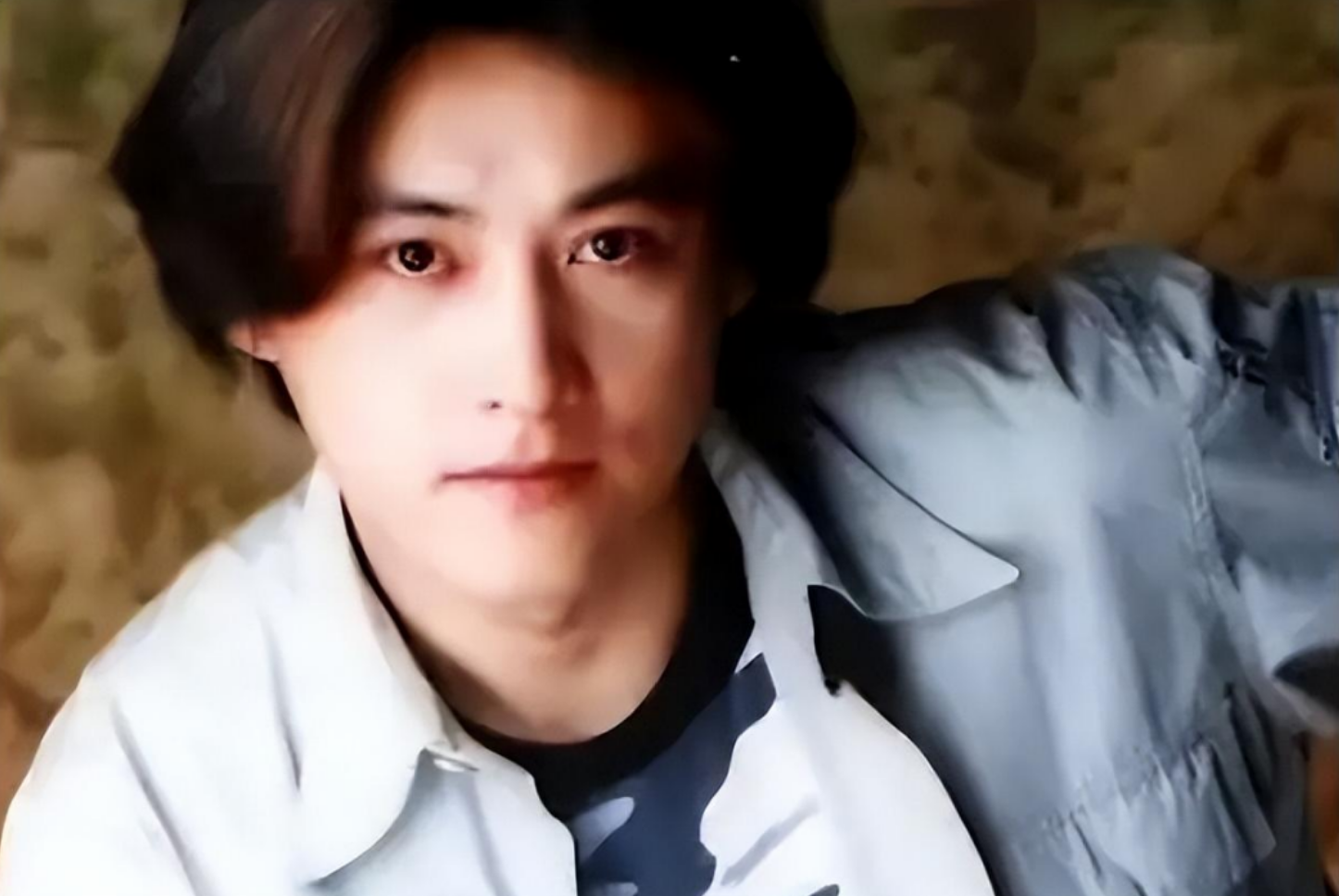 不过那时的刘小锋并没有当演员的意识,他在一家酒店当临时工,每天负责