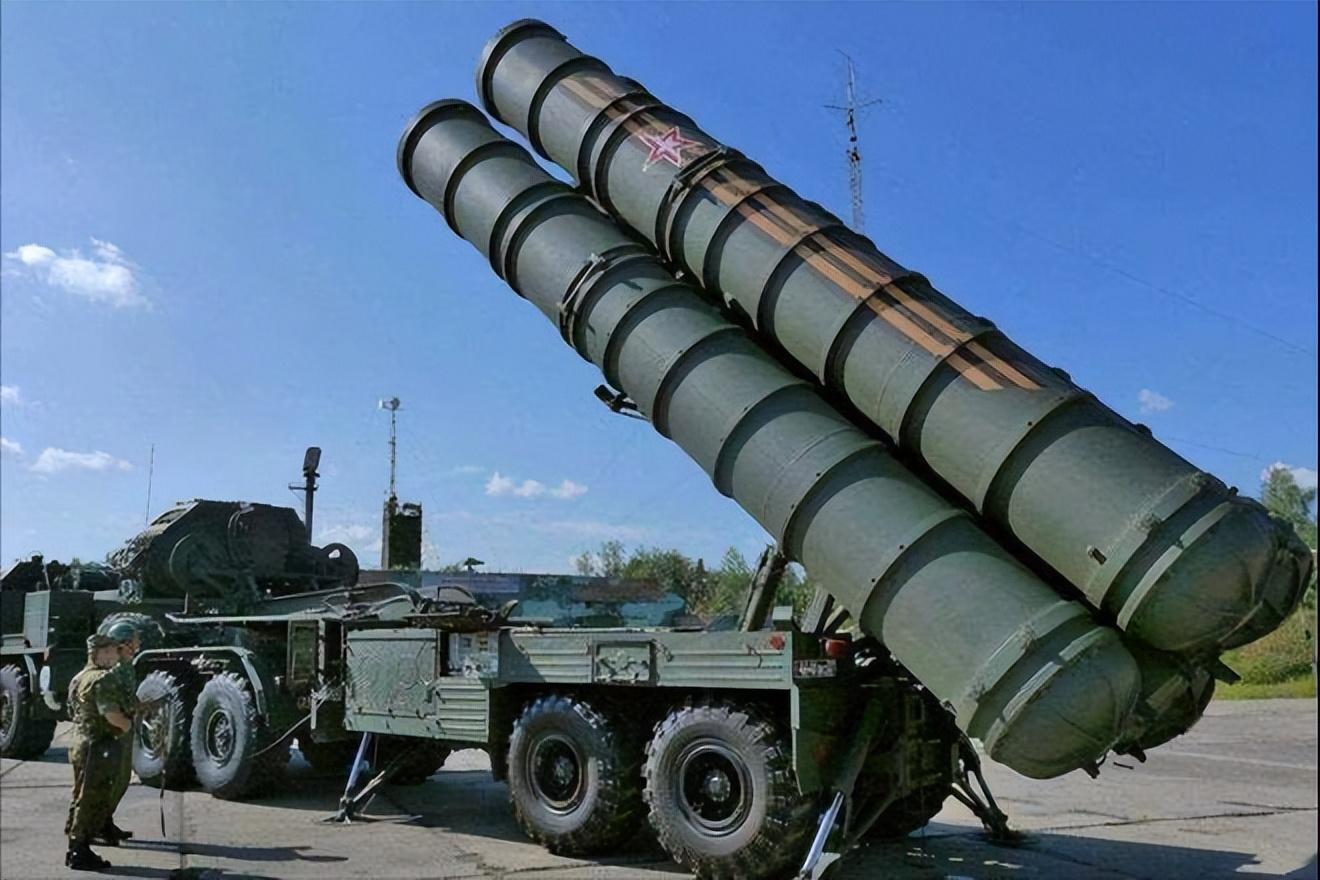 得到命令后,空军立即行动,先是抽调出三套国产地空导弹,装车运往越南