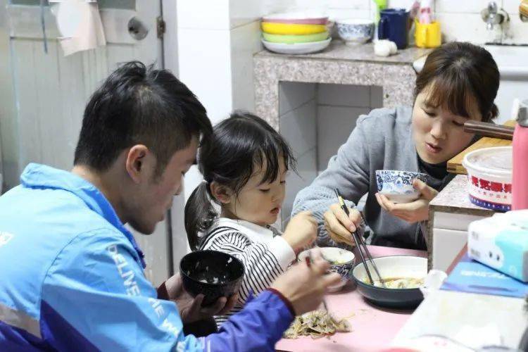 "我带孩子送外卖吧!"李园园脱口而出这个惊人的决定.