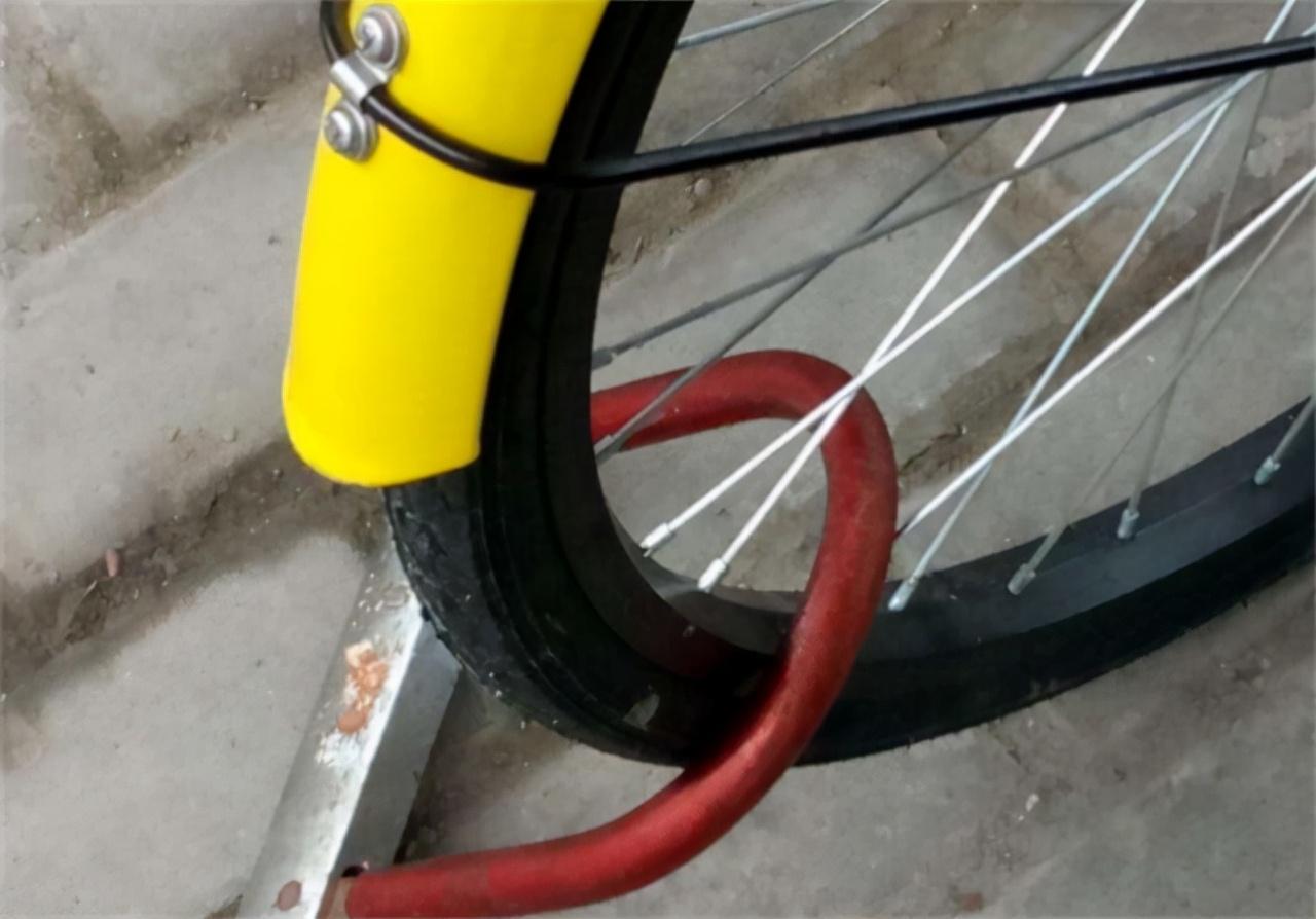 2019年,退役军人赵军自创剪锁技能,剪3万把车锁,获1300万点赞