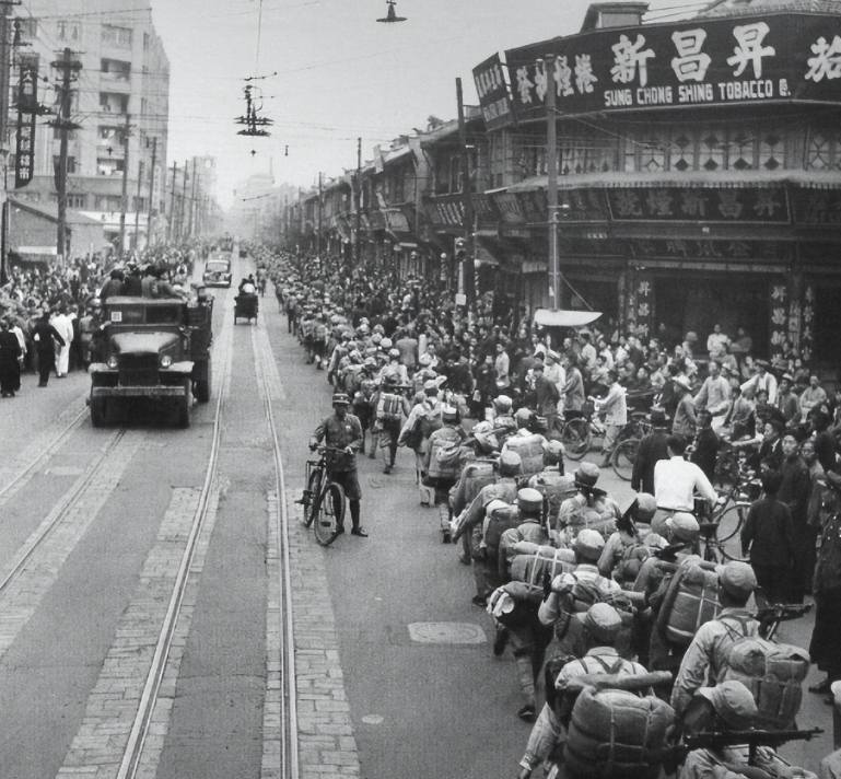 解放军上海入城仪式一外国人开车拦路陈毅大怒先抓起来再说