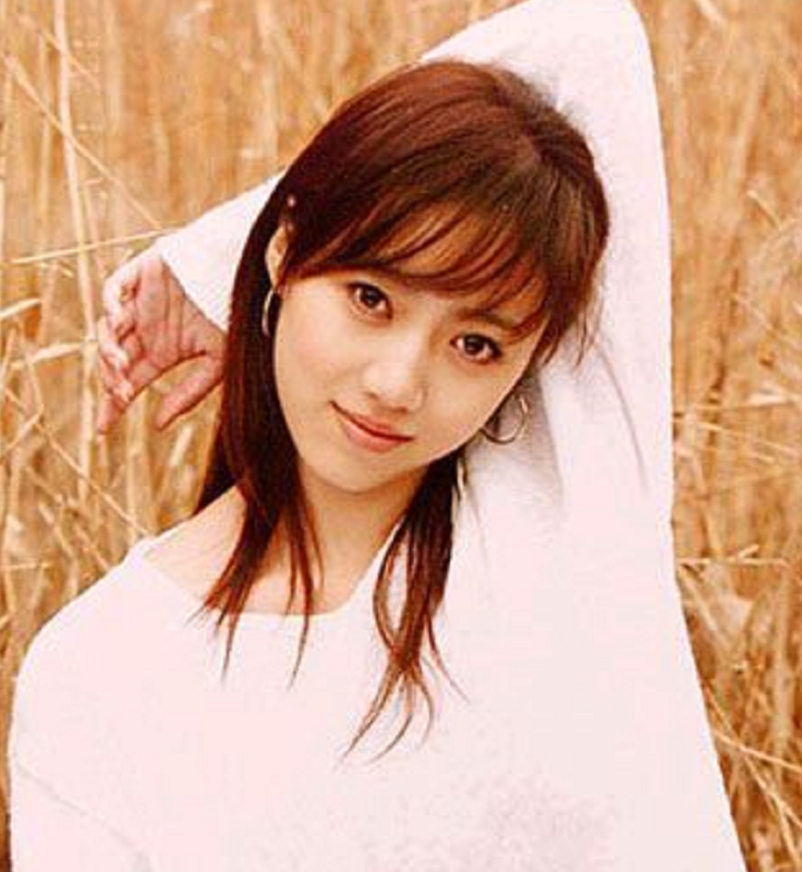 回顾刘莎放弃舞蹈从影22岁嫁44岁吴若甫生一女一家三口幸福