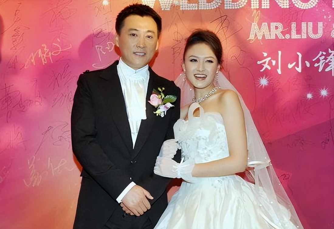 回顾朱墨不后悔嫁大16岁刘小锋婚后生两儿子一家四口其乐融融