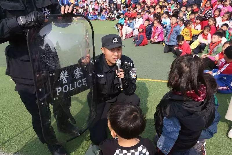 34年前的洛阳黄河大桥劫持人质案凶嫌身中16弹车上375个弹孔
