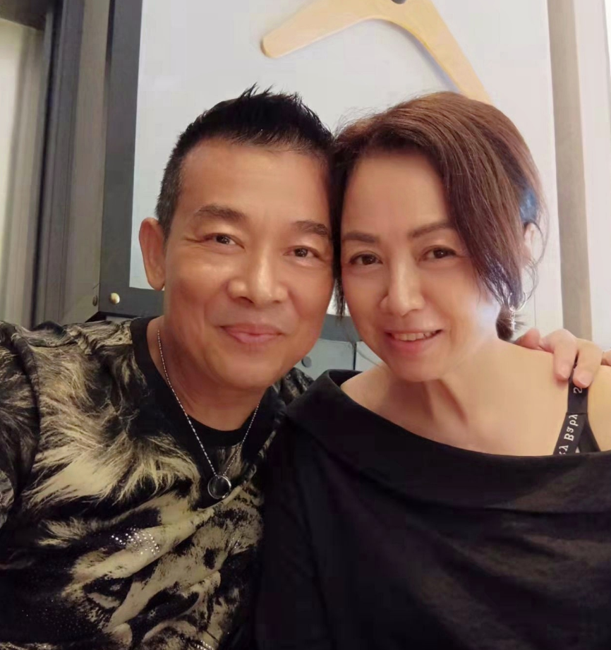 回顾知名老戏骨戏里演反派,戏外痴情,一生只爱老婆,女儿长得很美