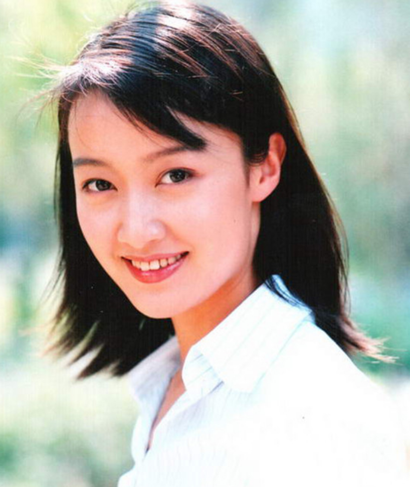 回顾她从央视最美主持人到演员嫁二婚总裁生一双女儿中年翻红