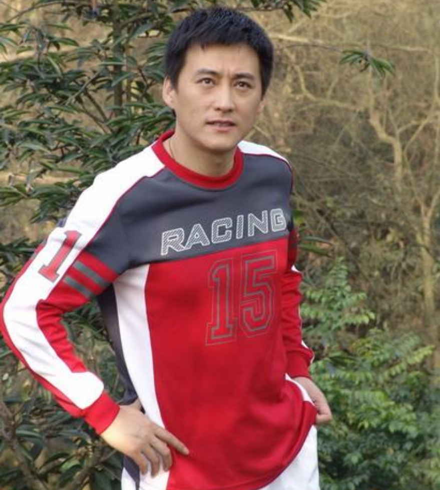 回顾朱墨不后悔嫁大16岁刘小锋婚后生两儿子一家四口其乐融融