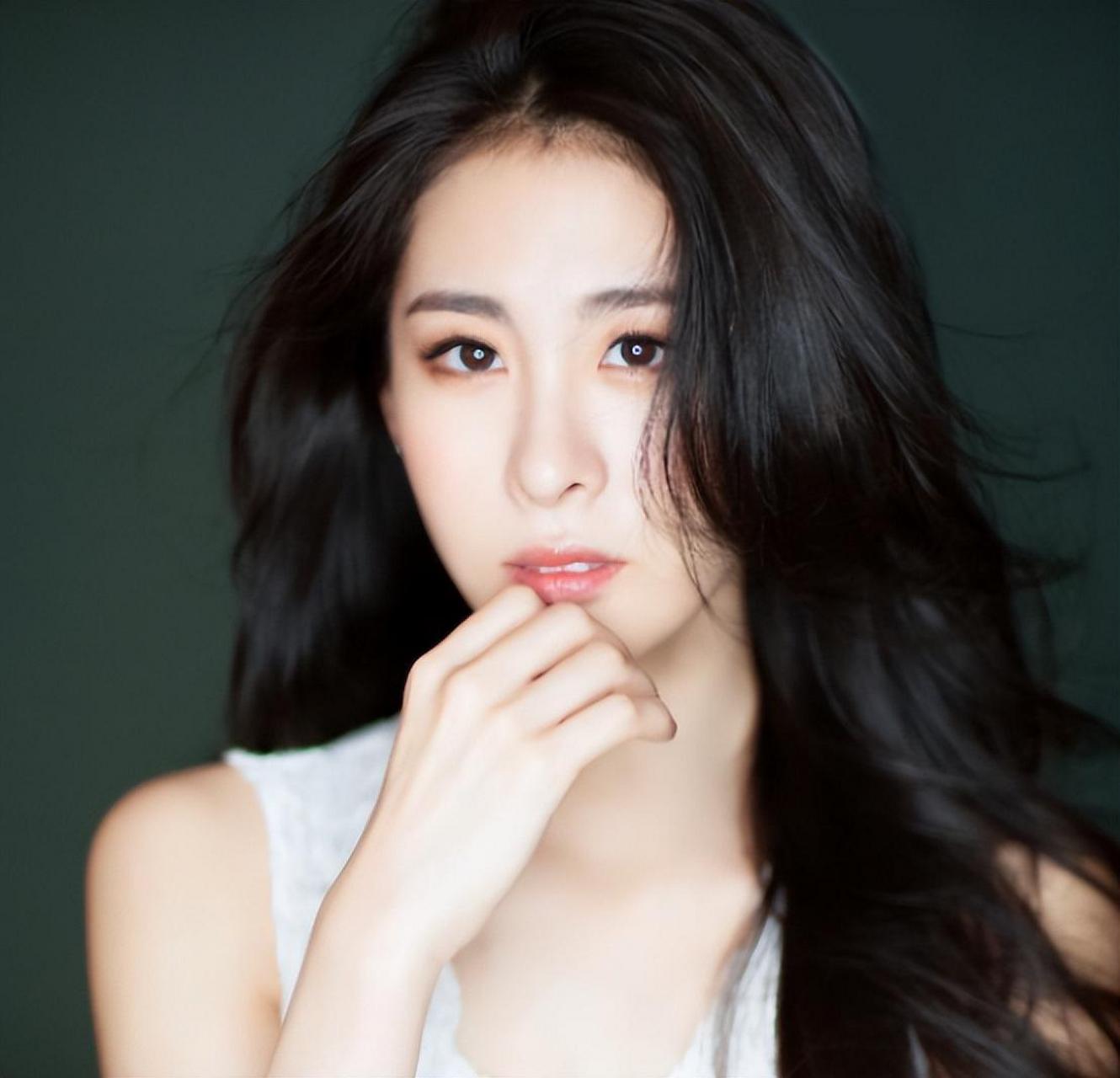 她与华晨宇曾是绯闻情侣如今共同抚养孩子……这位女星的勇气与独立