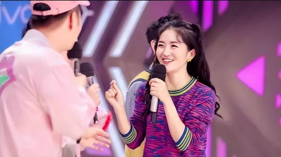 张杰谢娜带仨娃游迪士尼模范夫妻超恩爱十指紧扣如热恋情侣