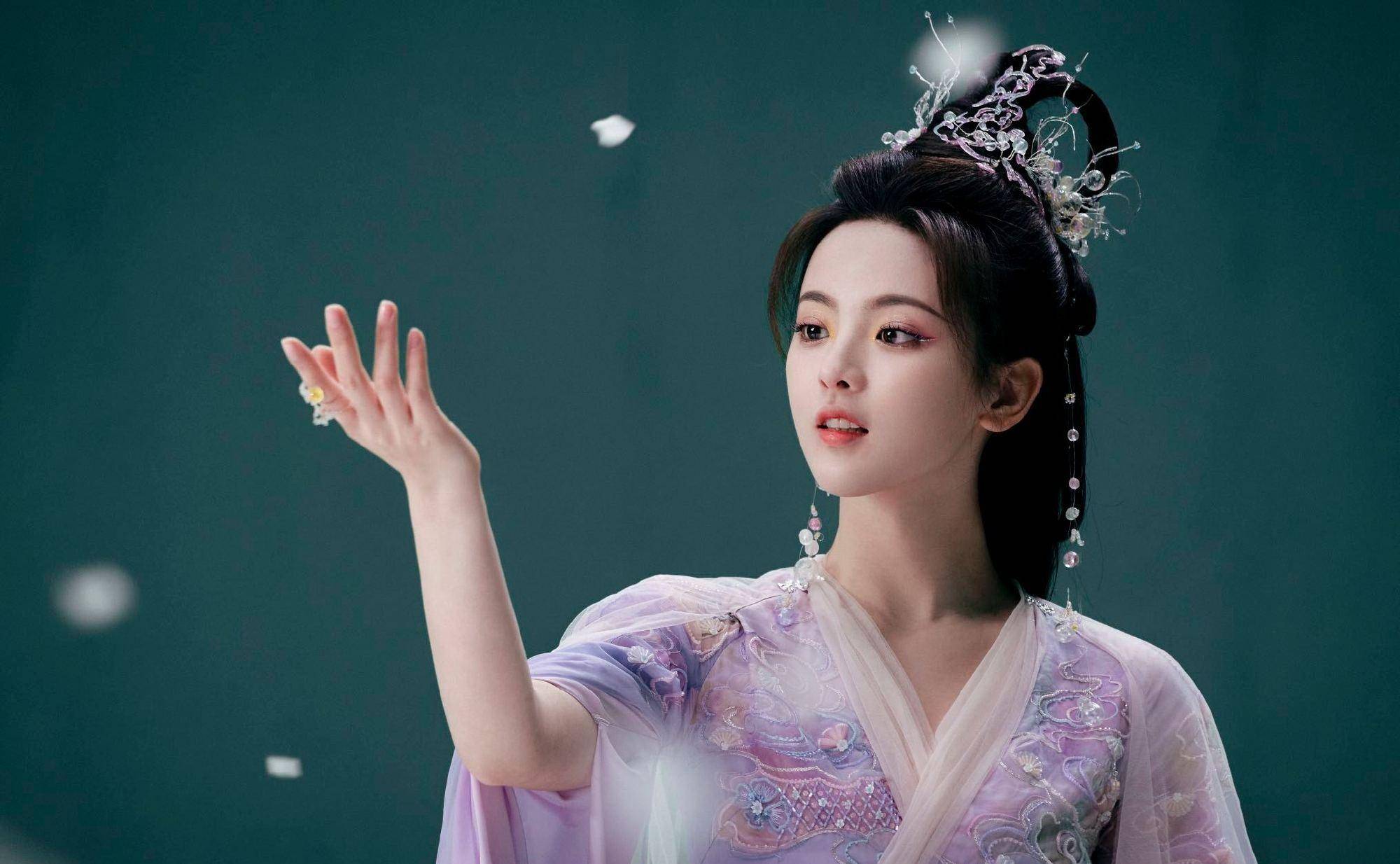 杨超越穿丝质战国袍精致的像瓷娃娃,网友:不喜欢她一点演技都没