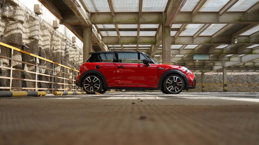 高颜值时尚小钢炮mini jcw,驾驶乐趣十足,时尚与性能完美结合
