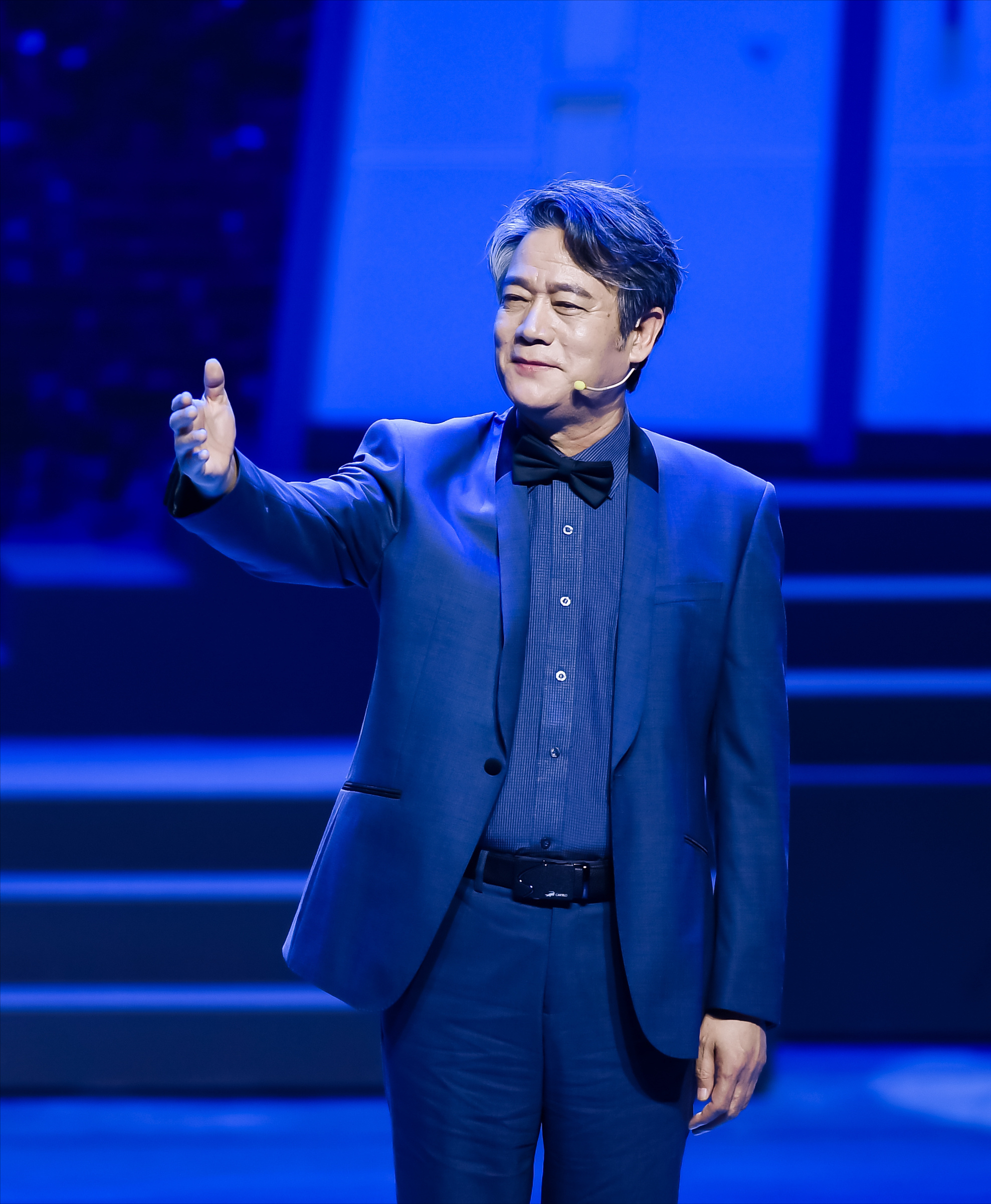 回顾他是著名演员,戏里演反派,戏外是好丈夫女儿奴,60岁红出圈