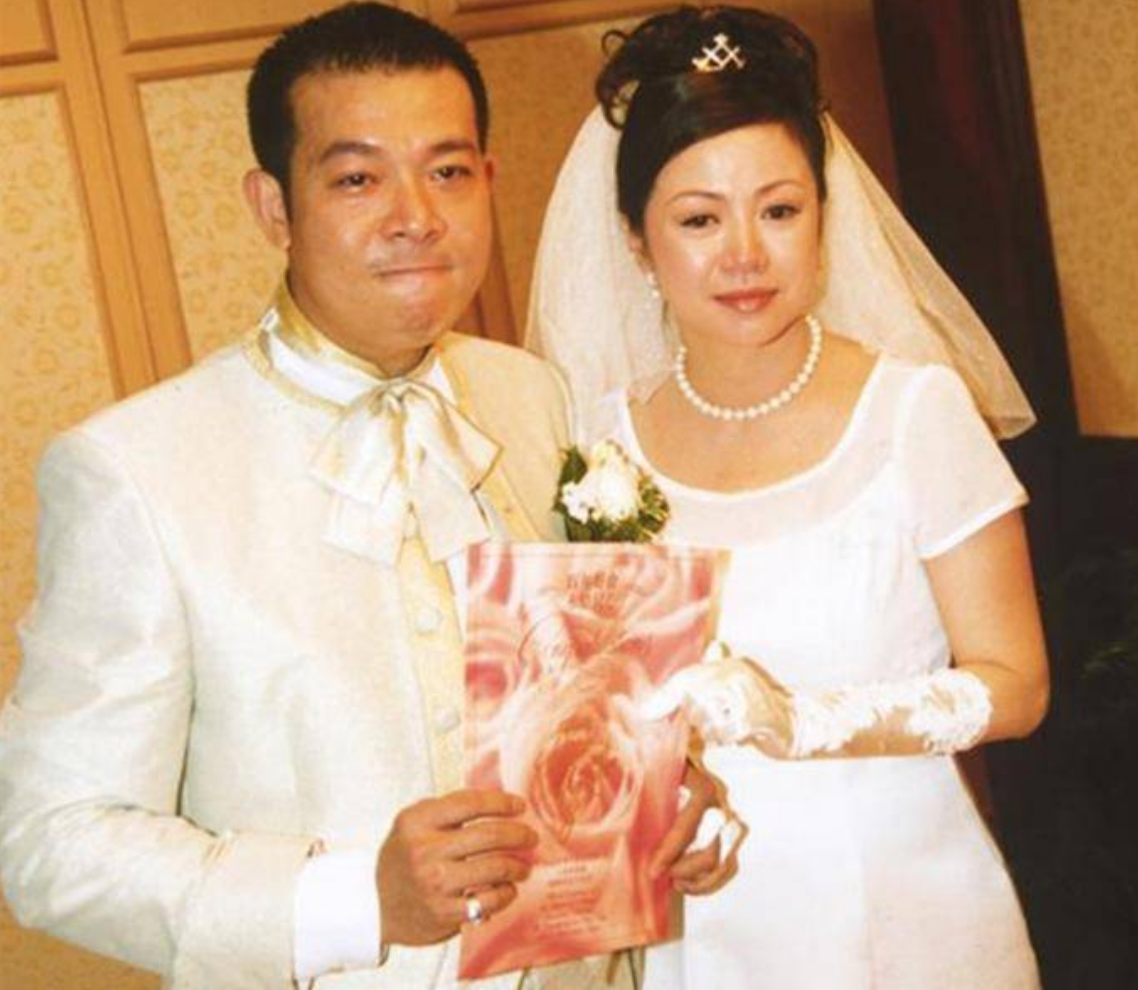 唐丽球的心里一暖,不久后两人正式交往,不过因为工作,一进组就是一年