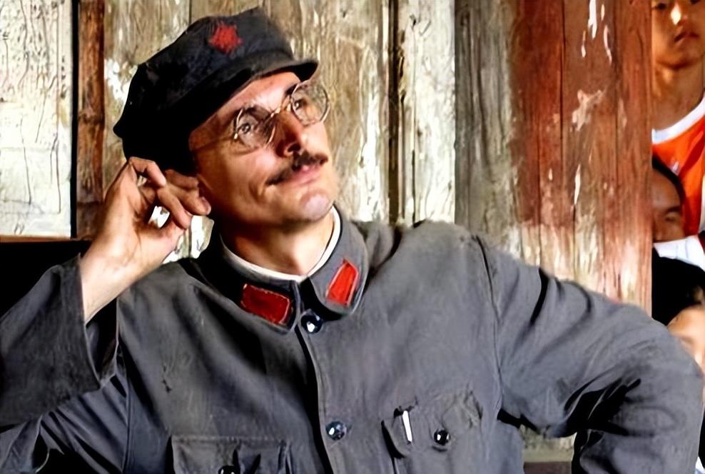 上级委托中央妇女部部长李坚贞去帮李德物色个女友,还说要把这当成一