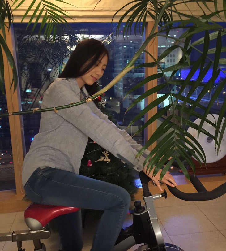 回顾刘莎放弃舞蹈从影22岁嫁44岁吴若甫生一女一家三口幸福