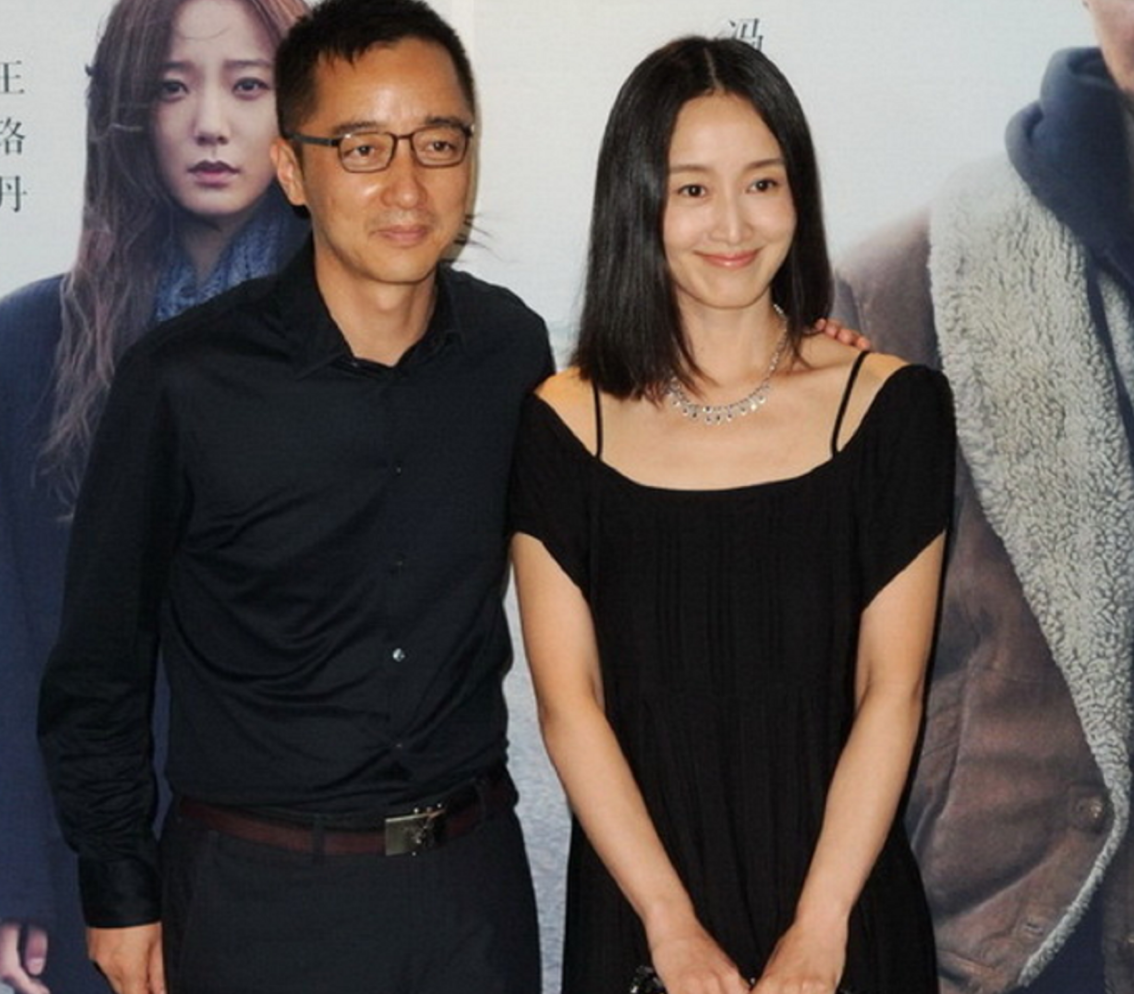 回顾她从央视最美主持人到演员嫁二婚总裁生一双女儿中年翻红