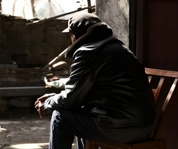 我给家里寄去的钱也越来越少,我生怕父亲看出我的窘迫,电话里从来都说