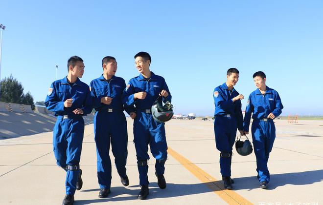 空军地勤和后勤哪个好留部队?哪个岗位好留在部队,需从多角度分析