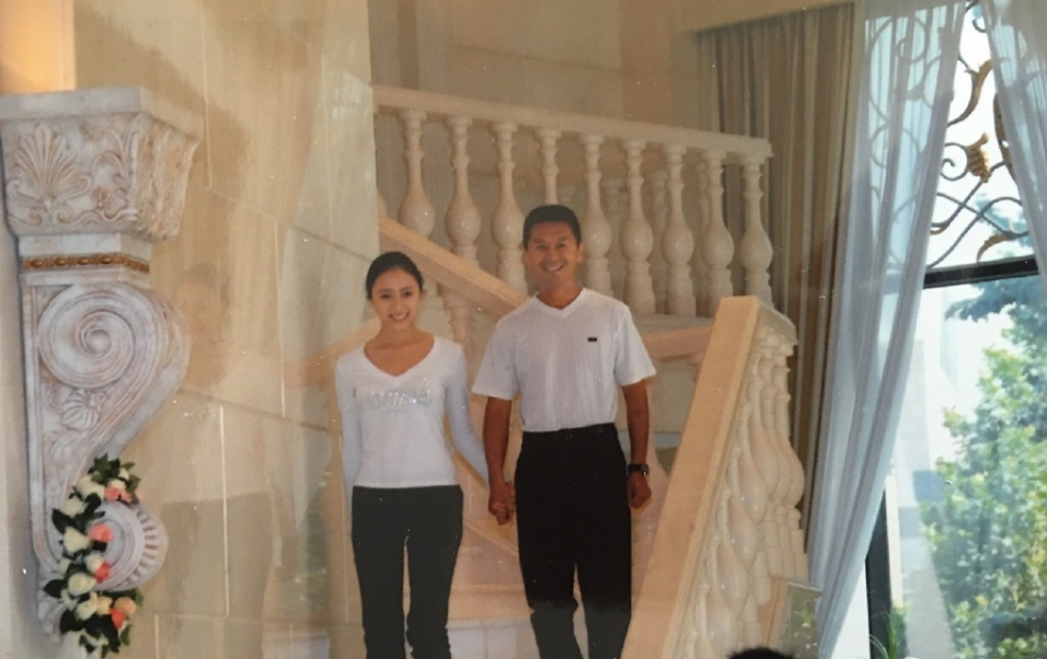 回顾刘莎放弃舞蹈从影22岁嫁44岁吴若甫生一女一家三口幸福