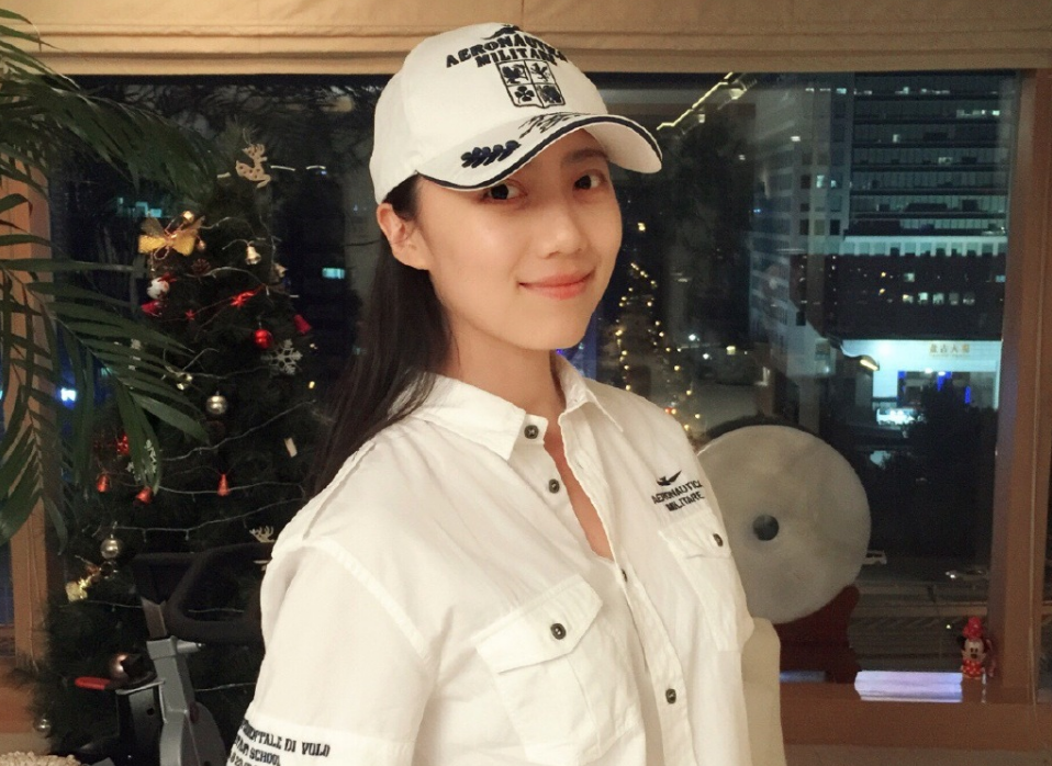 回顾刘莎放弃舞蹈从影22岁嫁44岁吴若甫生一女一家三口幸福