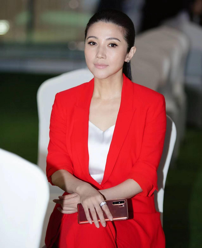 回顾影后颜丙燕照顾绝症母亲8年和李乃文有缘无份50岁还是单身