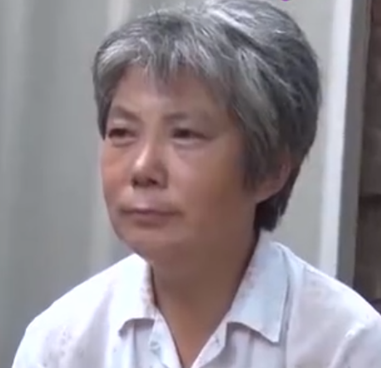 2015年7岁男童住在猪圈身体健康却不会说话父亲只能这么养