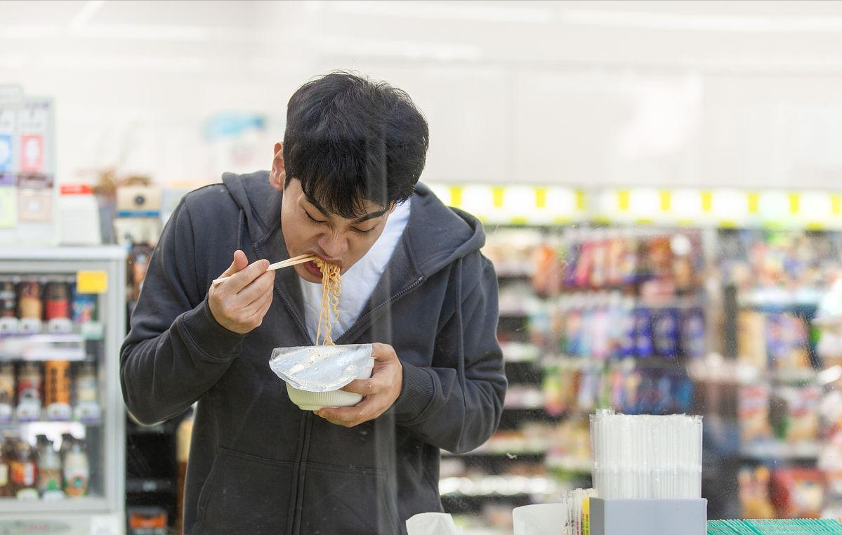 印度姑娘远嫁中国家人来中国参加婚礼弟弟中国穷人有婚礼吗