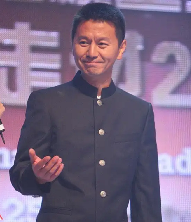 回顾刘莎放弃舞蹈从影22岁嫁44岁吴若甫生一女一家三口幸福