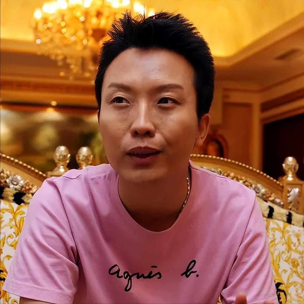 45岁的李玉刚既不恋爱也不结婚步履蹒跚坐轮椅究竟图什么