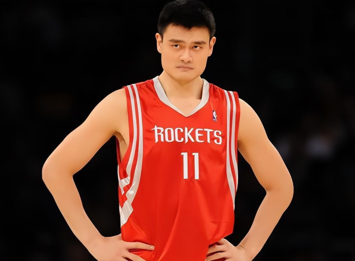 我们都知道姚明长得很高,天生就是打篮球的"料".