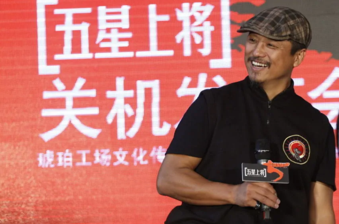 回顾他是著名导演妻子是演员恩爱到老生一个女儿幸福惹人羡