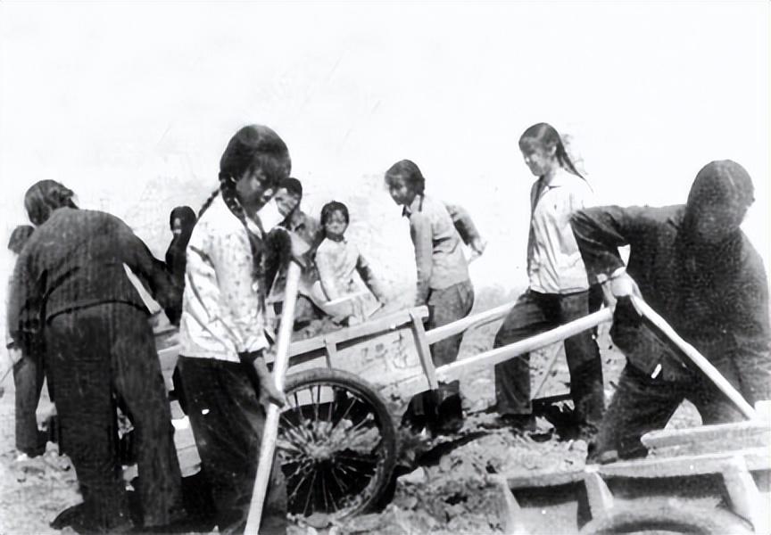 还有,农村没有澡堂,干活累得浑身是汗,洗澡只能就着澡盆在院子里洗